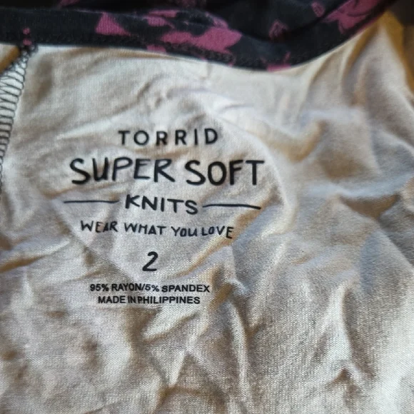 Torrid Black and Pink Graphic V-Neck Tee - Picture 3 of 4